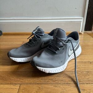 Grey Nike tennis shoes